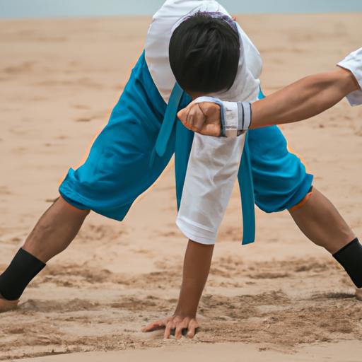 Vận động viên tập luyện kỹ thuật đá bằng mu bàn chân trên bãi biển